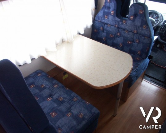 Roller Team Granduca 64: camper mansardato con letti a castello posteriori e ampio garage