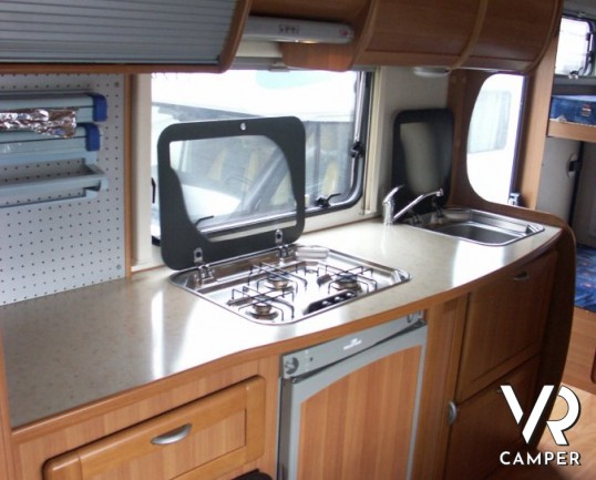 Roller Team Granduca 64: camper mansardato con letti a castello posteriori e ampio garage