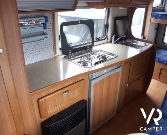 Roller Team Granduca 64: camper mansardato con letti a castello posteriori e ampio garage