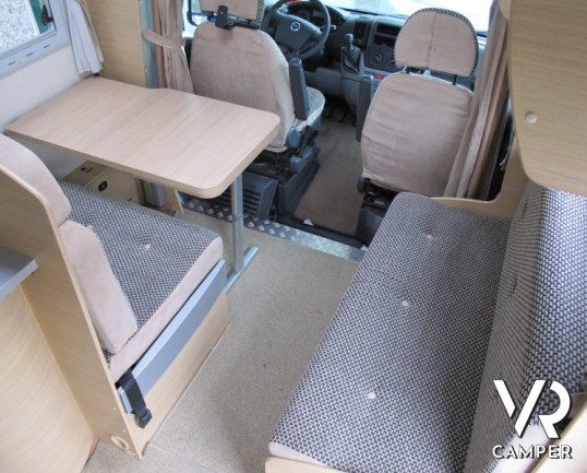 Roller Team Granduca Garage: camper mansardato usato con garage, ampia dinette, pochissimi chilometri, ottimi spazi di carico.