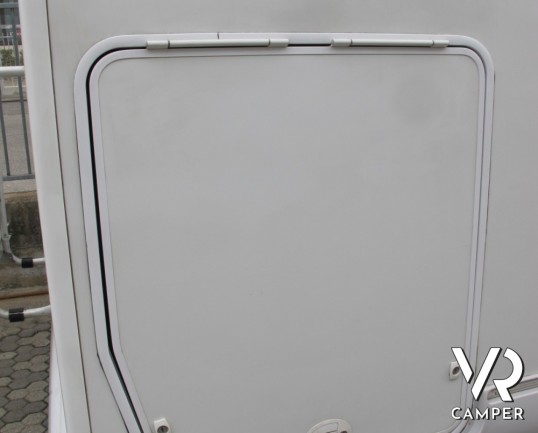 Roller Team Granduca Garage P: camper semintegrale usato con garage, quattro posti omologati su potente meccanica Renault