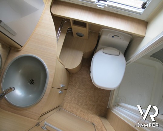 Roller Team Granduca Garage P: camper semintegrale usato con garage, quattro posti omologati su potente meccanica Renault