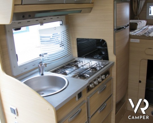 Roller Team Granduca Garage P: camper semintegrale usato con garage, quattro posti omologati su potente meccanica Renault