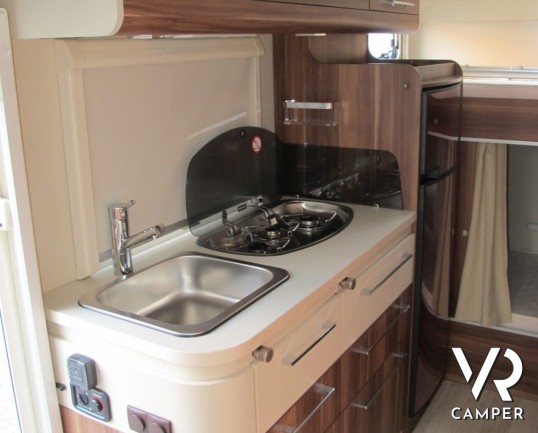 Roller Team Granduca GT: camper usato con meno di 20.ooo km, letti a castello in coda con garage e doppia dinette. Ampio bagno e ben accessoriato.