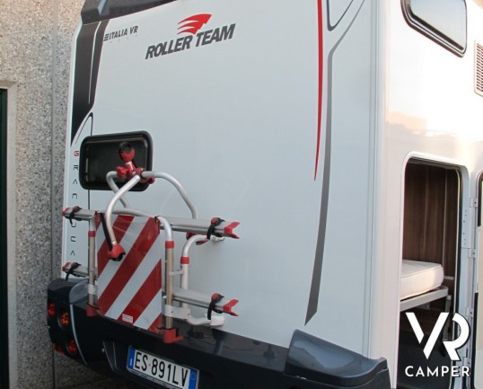 Roller Team Granduca GT: camper usato con meno di 20.ooo km, letti a castello in coda con garage e doppia dinette. Ampio bagno e ben accessoriato.