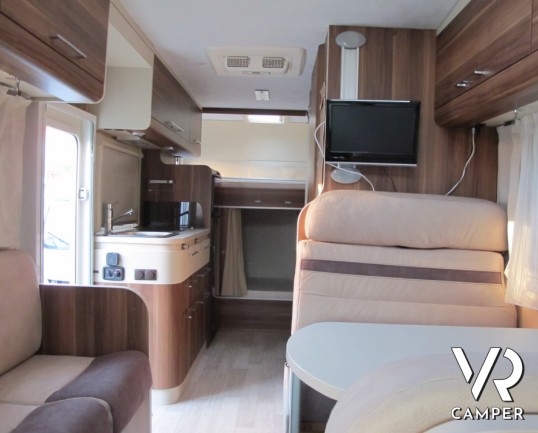 Roller Team Granduca GT: camper usato con meno di 20.ooo km, letti a castello in coda con garage e doppia dinette. Ampio bagno e ben accessoriato.