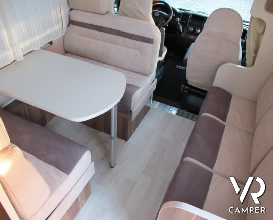 Roller Team Granduca GT: camper usato con meno di 20.ooo km, letti a castello in coda con garage e doppia dinette. Ampio bagno e ben accessoriato.Roll