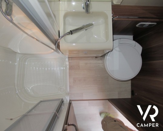 Roller Team Granduca GT: camper usato con meno di 20.ooo km, letti a castello in coda con garage e doppia dinette. Ampio bagno e ben accessoriato.