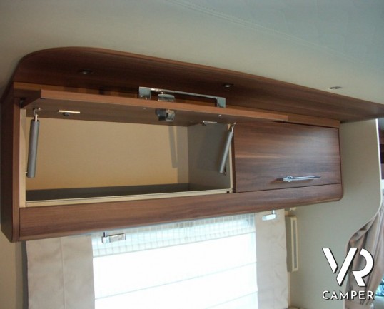 Roller Team Magnifico T-Line: camper usato semintegrale a Torino con letto basculante, 5 posti omologato, semi nuovo.