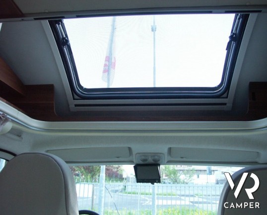 Roller Team Magnifico T-Line: camper usato semintegrale a Torino con letto basculante, 5 posti omologato, semi nuovo.