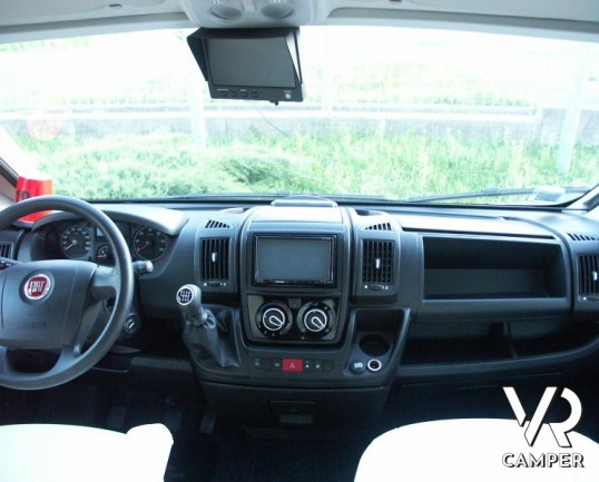 Roller Team Magnifico T-Line: camper usato semintegrale a Torino con letto basculante, 5 posti omologato, semi nuovo.