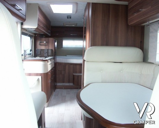 Roller Team Magnifico T-Line: camper usato semintegrale a Torino con letto basculante, 5 posti omologato, semi nuovo.