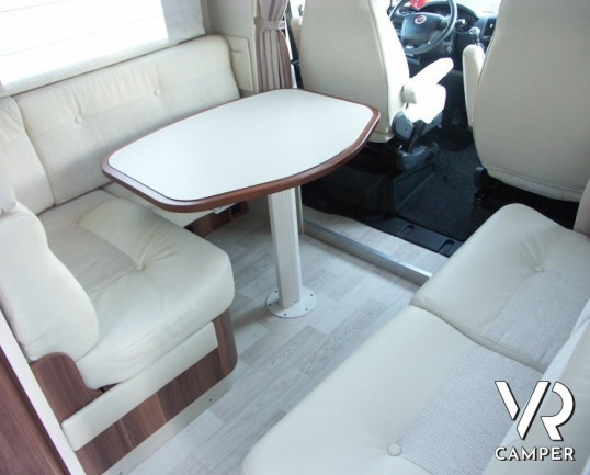 Roller Team Magnifico T-Line: camper usato semintegrale a Torino con letto basculante, 5 posti omologato, semi nuovo.