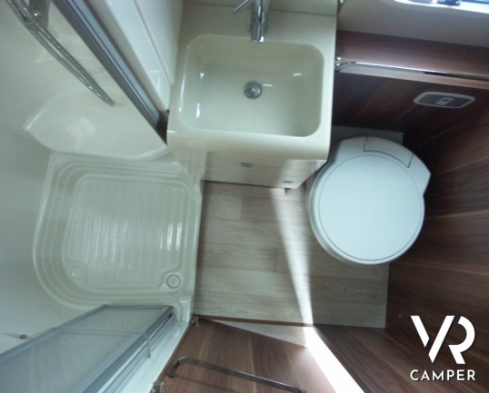 Roller Team Magnifico T-Line: camper usato semintegrale a Torino con letto basculante, 5 posti omologato, semi nuovo.