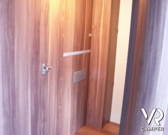 Roller Team Magnifico T-Line: camper usato semintegrale a Torino con letto basculante, 5 posti omologato, semi nuovo.