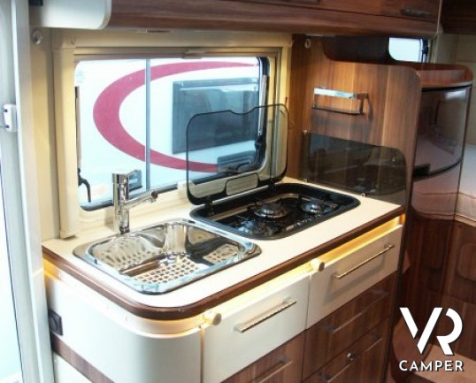 Roller Team Magnifico T-Line: camper usato semintegrale a Torino con letto basculante, 5 posti omologato, semi nuovo.