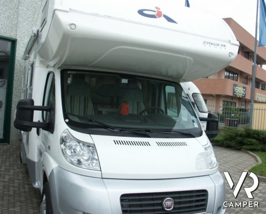 CI Riviera Garage: camper mansardato usato con garage grande e letto matrimoniale. Pochissimi chilometri.