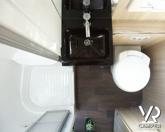 CI Riviera Garage: camper mansardato usato con garage grande e letto matrimoniale. Pochissimi chilometri.