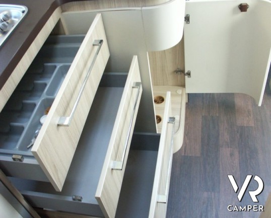 CI Riviera Garage: camper mansardato usato con garage grande e letto matrimoniale. Pochissimi chilometri.