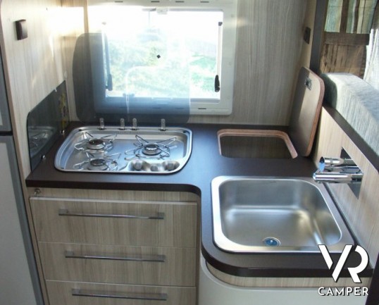 CI Riviera Garage: camper mansardato usato con garage grande e letto matrimoniale. Pochissimi chilometri.