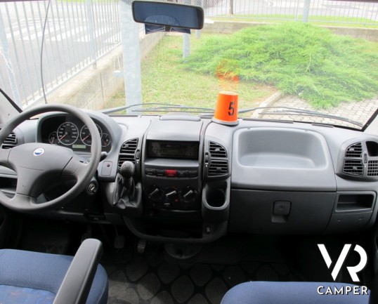 Sea Dinghy 8: camper semintegrale usato compatto con 4 posti letto, letto alla francese posteriore, pochi chilometri e molto ben tenuto.