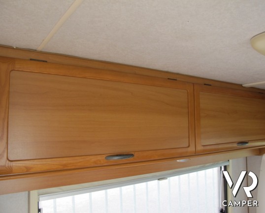 Sea Dinghy 8: camper semintegrale usato compatto con 4 posti letto, letto alla francese posteriore, pochi chilometri e molto ben tenuto.