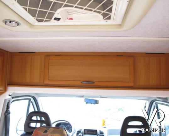 Sea Dinghy 8: camper semintegrale usato compatto con 4 posti letto, letto alla francese posteriore, pochi chilometri e molto ben tenuto.