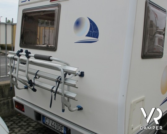 Sea Dinghy 8: camper semintegrale usato compatto con 4 posti letto, letto alla francese posteriore, pochi chilometri e molto ben tenuto.