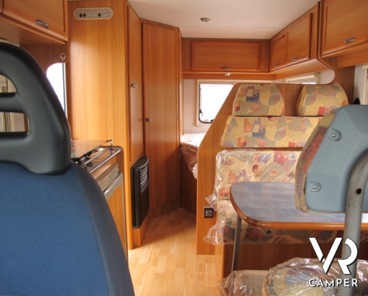 Sea Dinghy 8: camper semintegrale usato compatto con 4 posti letto, letto alla francese posteriore, pochi chilometri e molto ben tenuto.