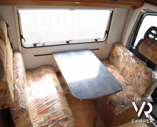 Sea Dinghy 8: camper semintegrale usato compatto con 4 posti letto, letto alla francese posteriore, pochi chilometri e molto ben tenuto.