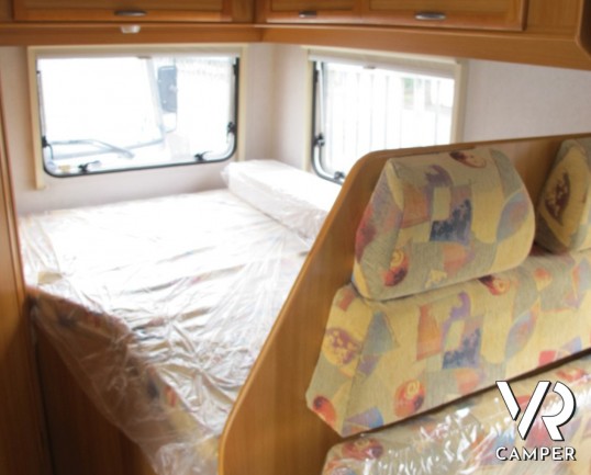 Sea Dinghy 8: camper semintegrale usato compatto con 4 posti letto, letto alla francese posteriore, pochi chilometri e molto ben tenuto.