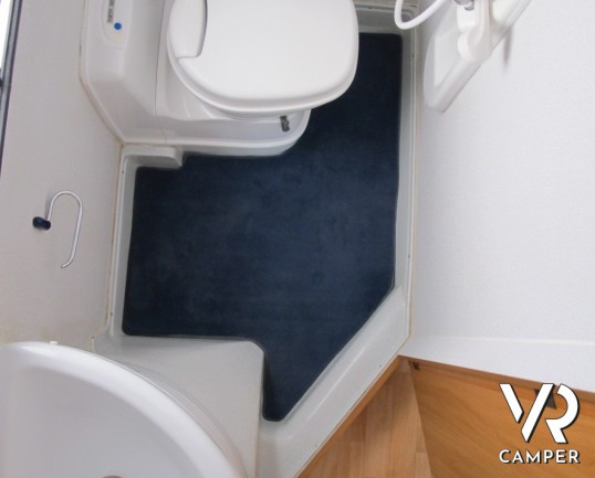 Sea Dinghy 8: camper semintegrale usato compatto con 4 posti letto, letto alla francese posteriore, pochi chilometri e molto ben tenuto.