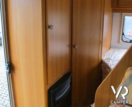 Sea Dinghy 8: camper semintegrale usato compatto con 4 posti letto, letto alla francese posteriore, pochi chilometri e molto ben tenuto.