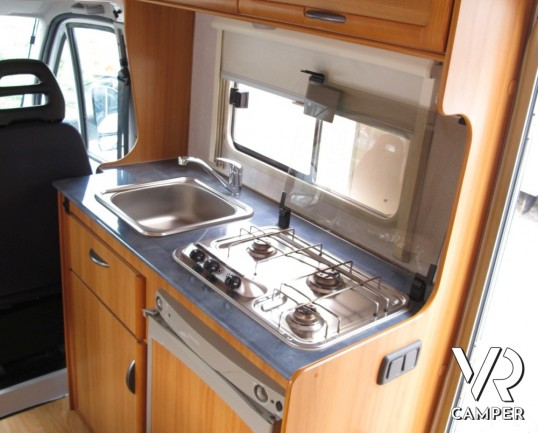 Sea Dinghy 8: camper semintegrale usato compatto con 4 posti letto, letto alla francese posteriore, pochi chilometri e molto ben tenuto.