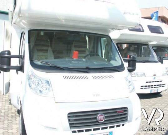 Sharky M6: camper usato con mansarda e garage grande.