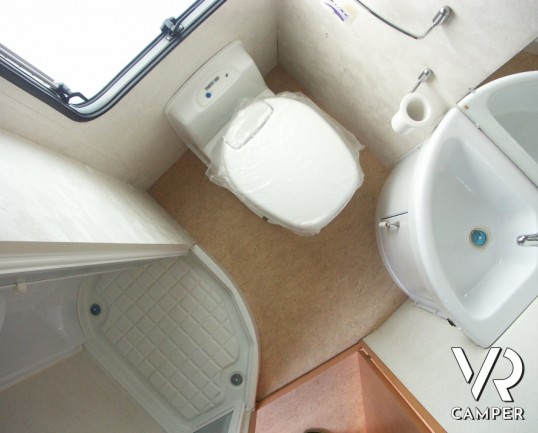 Sharky M6: camper usato con mansarda e garage grande.