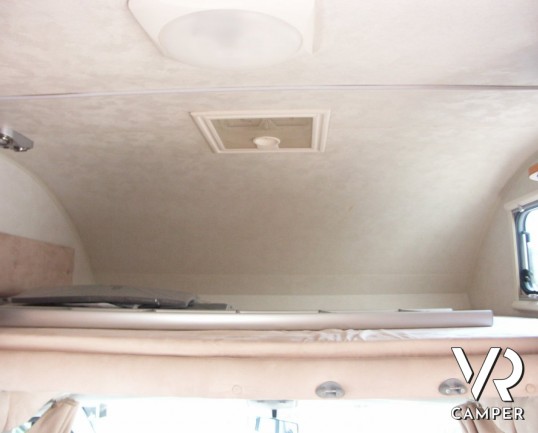 Sharky M6: camper usato con mansarda e garage grande.