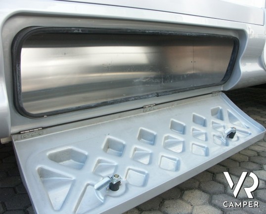 Sharky M6: camper usato con mansarda e garage grande.