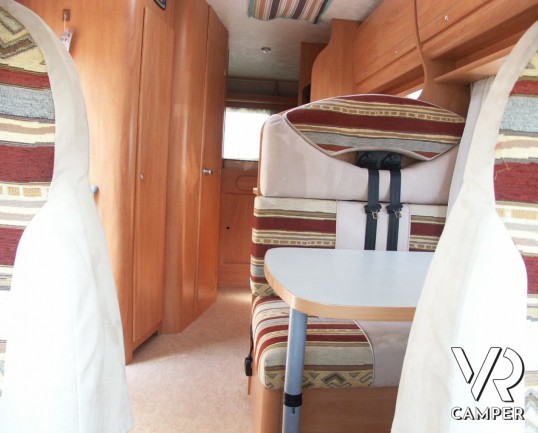 Sharky M6: camper usato con mansarda e garage grande.