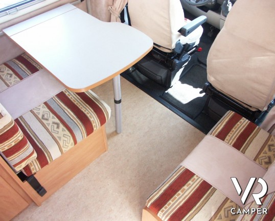 Sharky M6: camper usato con mansarda e garage grande.