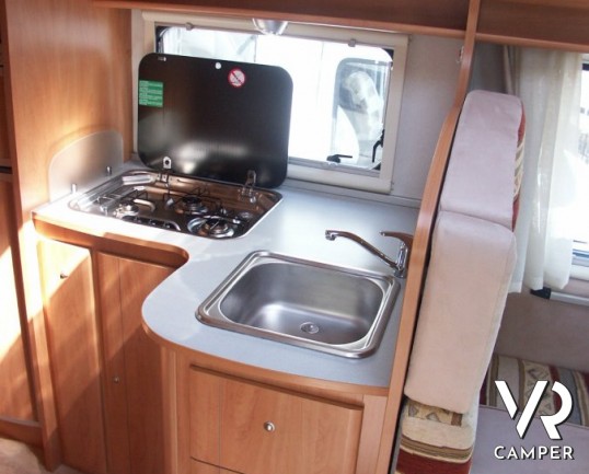 Sharky M6: camper usato con mansarda e garage grande.