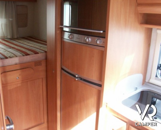 Sharky M6: camper usato con mansarda e garage grande.