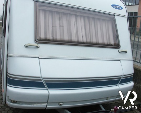 Wilk 450 Deluxe: caravan usata con 4 posti letto, dinette a ferro di cavallo e letto alla francese.