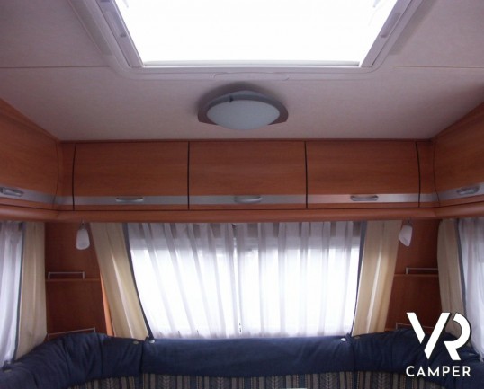 Wilk 450 Deluxe: caravan usata con 4 posti letto, dinette a ferro di cavallo e letto alla francese.