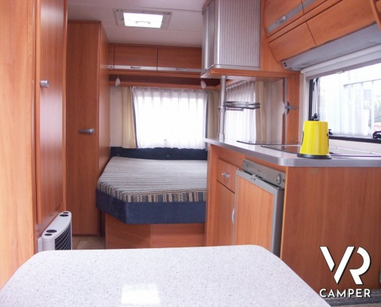 Wilk 450 Deluxe: caravan usata con 4 posti letto, dinette a ferro di cavallo e letto alla francese.