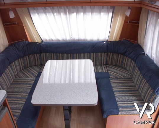 Wilk 450 Deluxe: caravan usata con 4 posti letto, dinette a ferro di cavallo e letto alla francese.