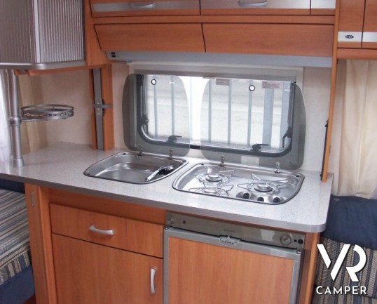 Wilk 450 Deluxe: caravan usata con 4 posti letto, dinette a ferro di cavallo e letto alla francese.