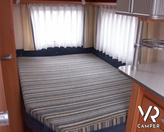 Wilk 450 Deluxe: caravan usata con 4 posti letto, dinette a ferro di cavallo e letto alla francese.