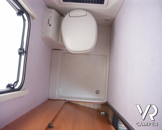 Wilk 450 Deluxe: caravan usata con 4 posti letto, dinette a ferro di cavallo e letto alla francese.