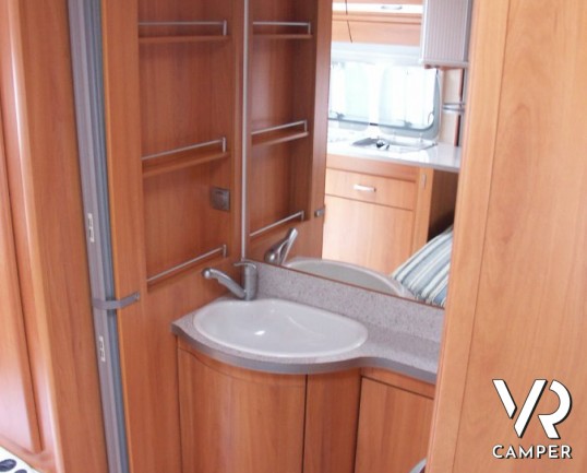 Wilk 450 Deluxe: caravan usata con 4 posti letto, dinette a ferro di cavallo e letto alla francese.